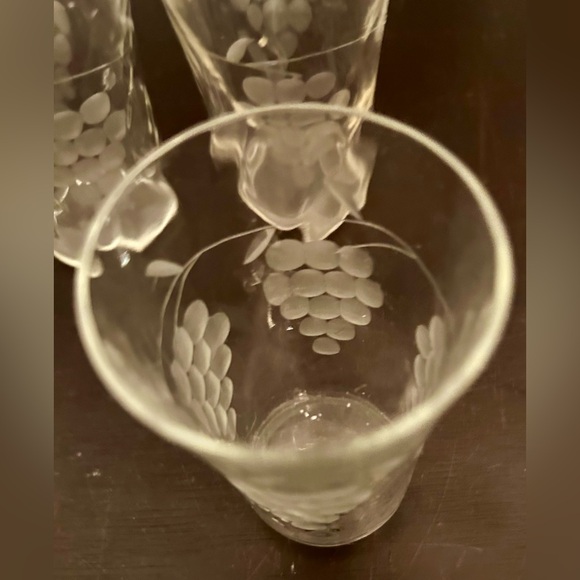 3 Vintage, mid century, grape engraved shot glasses. - Picture 9 of 9